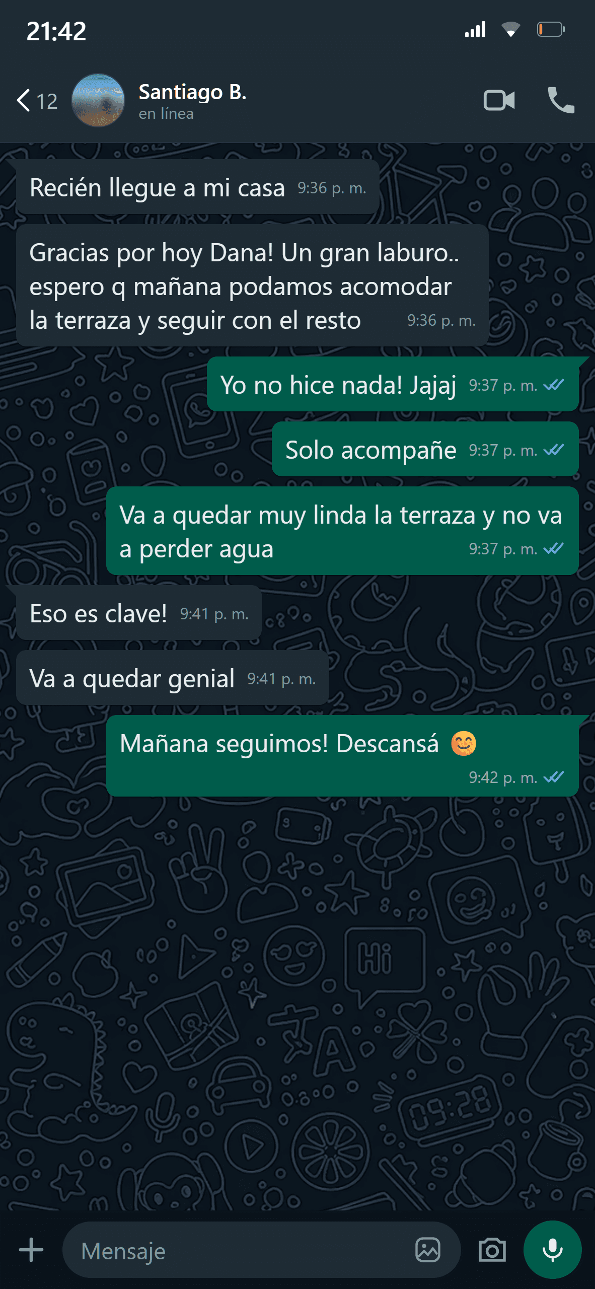 Chat de WhatsApp con Santiago sobre la terraza: '¡Gracias por hoy Dana! Un gran laburo... ¡Eso es clave! Va a quedar genial.'