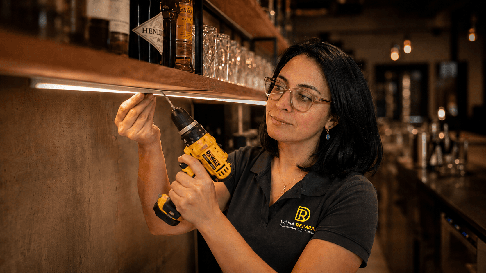 Dana trabajando con percutor DeWalt en la barra de un bar en Buenos Aires